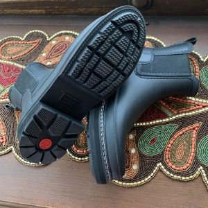 Hunter stitch detail Chelsea boots. Brand new!